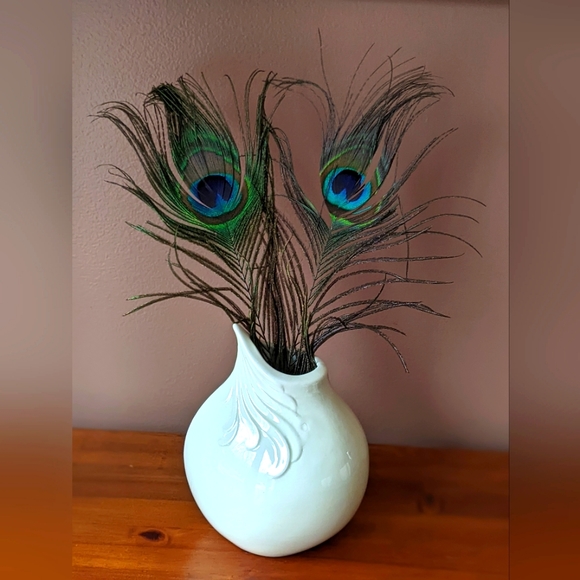 Unbranded Accents Vintage Ornate Glass Vase With 2 Natural Peacock